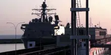 La nave della US Navy Fort Lauderdale nel porto di La Guaira