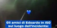 Gli amici di Edoardo in 150 sul luogo dell'incidente: fuochi d'artificio, striscioni e lacrime