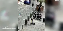 Paura a Napoli, gira per strada puntando un kalashnikov