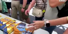 Il caldo non ferma i turisti a Roma, preso d'assalto il Colosseo