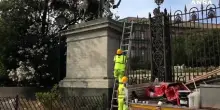 Napoli, dopo 15 anni rimosso uno straccio dalla statua donata dallo zar Nicola