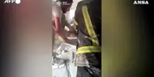 Kiev, soccorritori estraggono una donna viva dalle macerie dopo l&rsquo;attacco russo