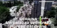 Ucraina, un palazzo sventrato ripreso dal drone