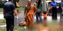 Thailandia, morti otto monaci buddisti travolti da un camion guidato da un bambino
