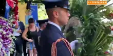 Milano, folla e applausi per ultimo saluto ad agente Polizia Locale Imprezzabile