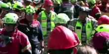 Venezuela, applausi per l'uomo estratto vivo 8 giorni dopo il sisma