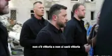 Attacchi su Kiev, Zelensky promette risposta: non possiamo rilassarci