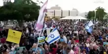 Mille giorni dal 7 ottobre, folla con cartelli e bandiere israeliane a Tel Aviv
