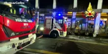 Scooter a fuoco nella notte a Bologna, il video