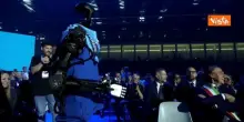 Meloni accolta da un robot umanoide al Congresso Uil: &Egrave; un grande onore darle il benvenuto