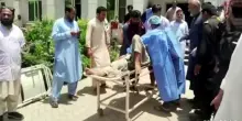 Pakistan, bus precipita in burrone per oltre 20 metri: almeno 40 morti