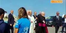 Papa Leone XIV arriva a Lampedusa e saluta i fedeli, le immagini