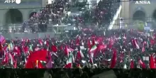 Teheran, folla oceanica ai funerali di Khamenei tra lutto e tensione