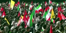 In migliaia a Teheran per la cerimonia funebre di Ali Khamenei