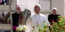 Papa Leone XIV con i migranti alla Porta d'Europa a Lampedusa