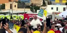 L'arrivo del Papa al campo sportivo di Lampedusa per la messa