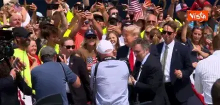 Trump scende da carrozza ferroviaria decorata per 250esimo Usa. Accolto da bagno di folla