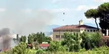 Roma, incendio in un'area verde presso via della Pineta Sacchetti