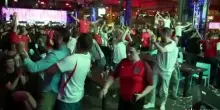 Manchester, la festa dei tifosi inglesi dopo la vittoria sul Messico