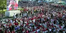 Migliaia in piazza a Oslo per festeggiare la vittoria della Norvegia