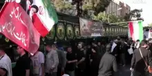 Teheran, ai funerali di Khamenei anche bevande gratis e musica