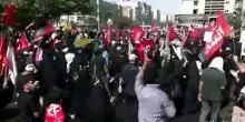 Teheran, folla al corteo funebre di Khamenei, cartelli contro Trump