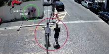 Milano, coppia di turisti rapinata davanti alla caserma dei carabinieri