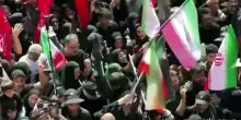 Iran, una marea umana al corteo funebre per Khamenei: "Vendetta"