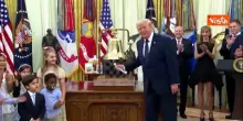 Trump suona campanella di apertura della Borsa di Wall Street dallo Studio Ovale della Casa Bianca