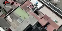 Napoli, blitz nell'ex roccaforte del clan Gionta: trovati "bunker" e armi