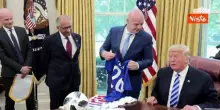 Infantino (Fifa) nel 2018 mostra a Trump i cartellini giallo e rosso nello Studio Ovale