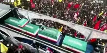 Iran, il funerale di Khamenei prosegue nella citt&agrave; santa di Qom