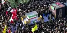 La folla accoglie il feretro di Khamenei a Najaf, citt&agrave; sciita in Iraq
