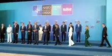 Vertice Nato, la foto di famiglia dei leader: Meloni dietro a Sanchez