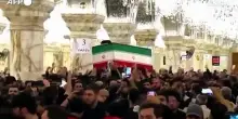 Iraq, corteo funebre di Khamenei arriva al santuario dell'Imam Ali a Najaf