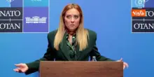 "Se mio nonno avesse le ruote...", la battuta di Meloni in conferenza stampa al Vertice Nato