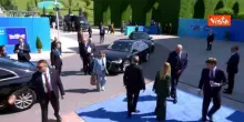Meloni arriva a vertice Nato di Ankara con Tajani e Crosetto. La premier ha scelto un completo verde