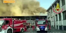Milano, scoppia un incendio all'interno di un capannone: le immagini