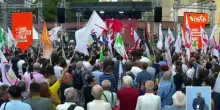 "Vergogna, fuori, buffoni", Potere al Popolo contesta leader campo largo riuniti a Napoli