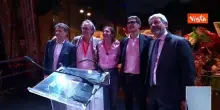 Il campo largo si riunisce a Napoli, l'abbraccio di Bonelli, Conte, Fratoianni e Schelin sul palco