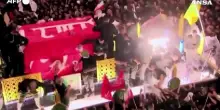 I funerali di Khamenei proseguono a Karbala, folla nelle piazze