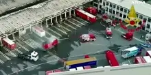 Domato il maxi incendio a Milano, le immagini aeree del rogo