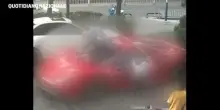 Cina, bambini usano una Ferrari da 525mila dollari come scivolo