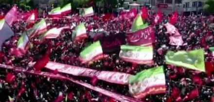 "A morte Trump": una folla immensa a Mashad per inumazione di Khamenei