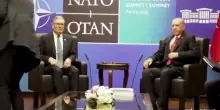 Le immagini del revolver regalato da Erdogan ai leader Nato