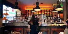 La socialit&agrave; dei giovani cambia volto tra casa, aperitivi e weekend