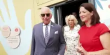 Carlo e Camilla allo zoo di Londra: dalla tartaruga Polly ai pinguini