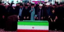 Mashhad, un volto oscurato ai funerali di Khamenei: "forse &egrave; il figlio Mojtaba"