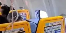 Ryanair, terrore in volo: passeggero risucchiato fuori dall&rsquo;aereo