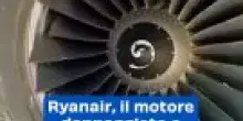 Ryanair, il motore danneggiato e il finestrino rotto